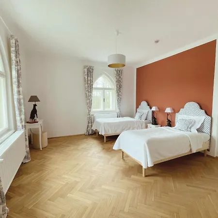 - Zamek Cerveny Hradek U Sedlcan Янов