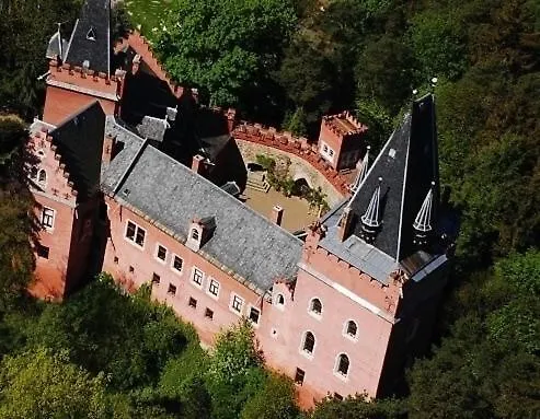 - Zamek Cerveny Hradek U Sedlcan * Янов